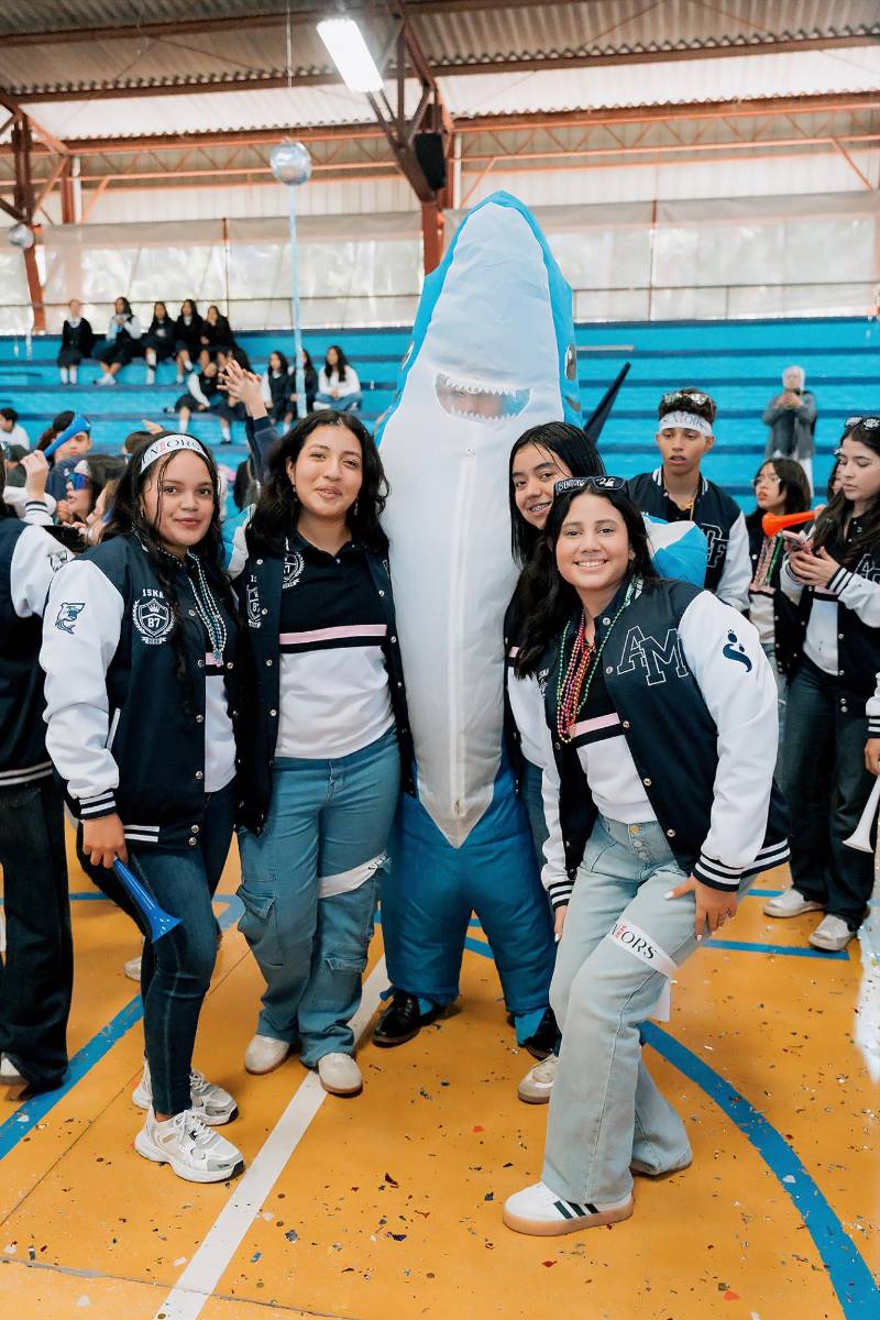 Senior entrance de la clase 2026 del Instituto María Auxiliadora