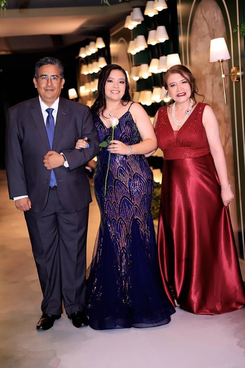 Gonzalo y Monserrat Maradiaga con Rossibel Cáceres
