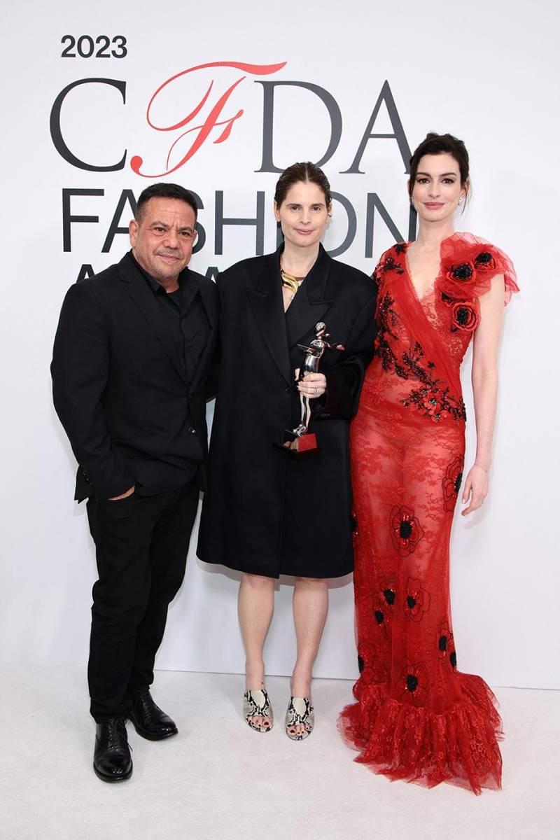 Catherine Holstein, ganadora del American Womenswear Designer of the Year Award con Narciso Rodríguez y Anne Hathaway