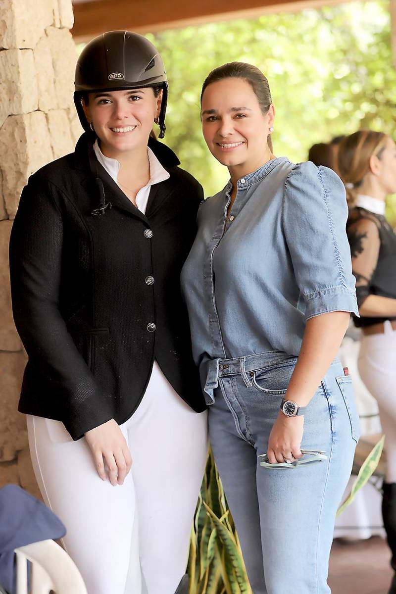 Dora Bográn y Rina Medina