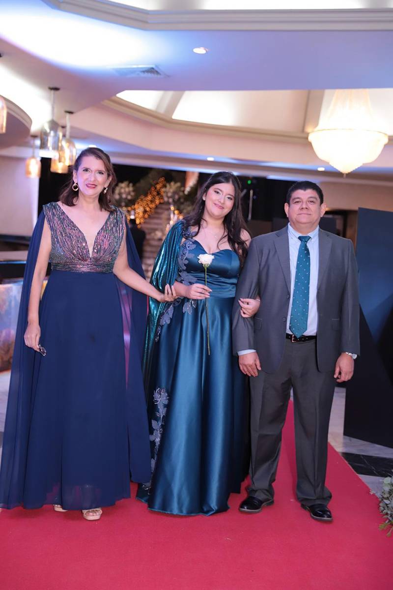 Desfile padres e hijos de la prom 2024 del Instituto Sagrado Corazón