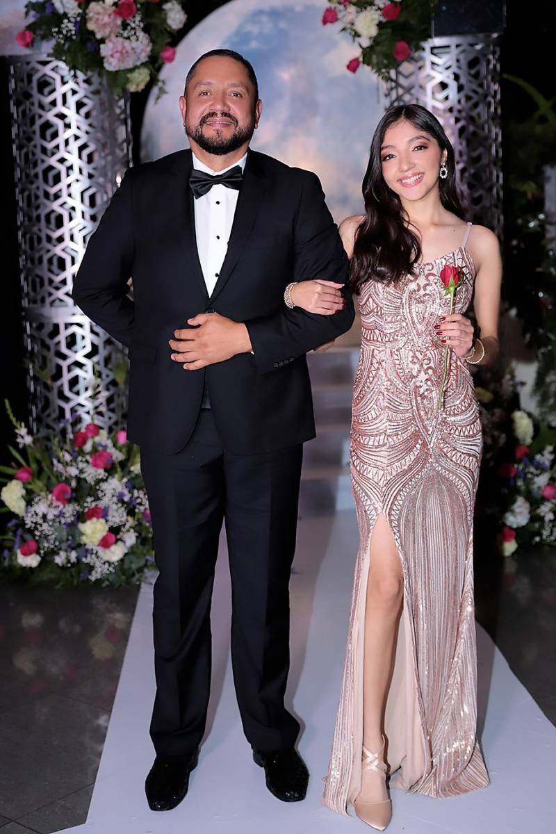 Desfile padres e hijos de la prom 2024 del Instituto San José del Carmen