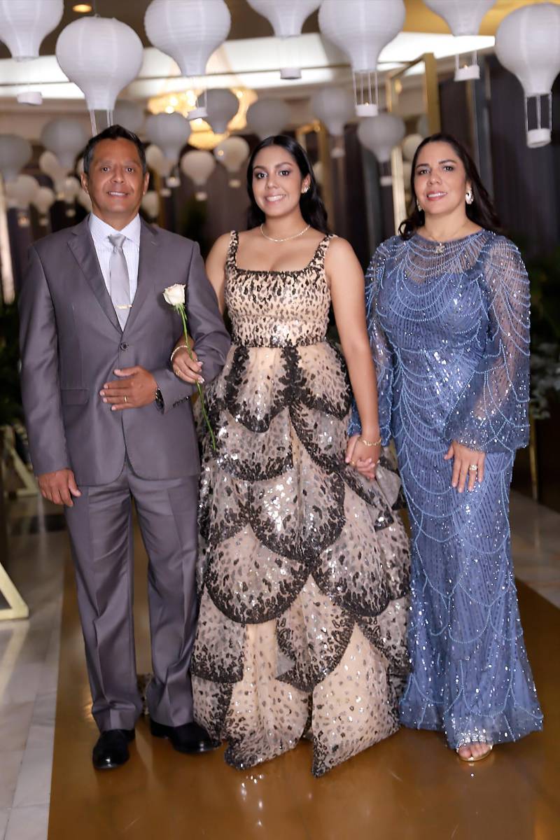 Marie Ordoñez con sus padre Julio y Karina 