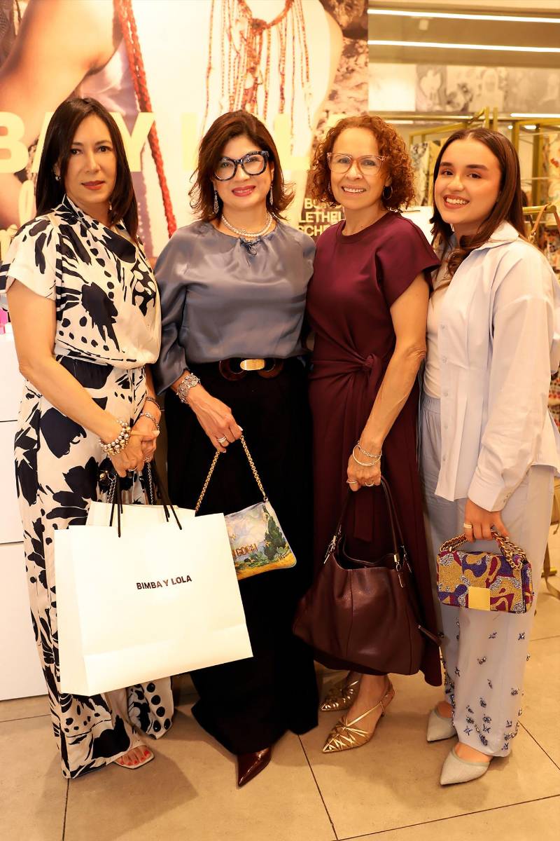Gabriela de Estrada, Patricia Corrales, Sandra de López y Carolina Banegas.