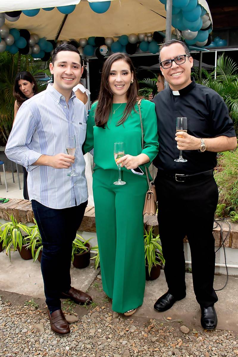 Renán Núñez, Giselle Férez y el sacerdote Edwin Nieto.