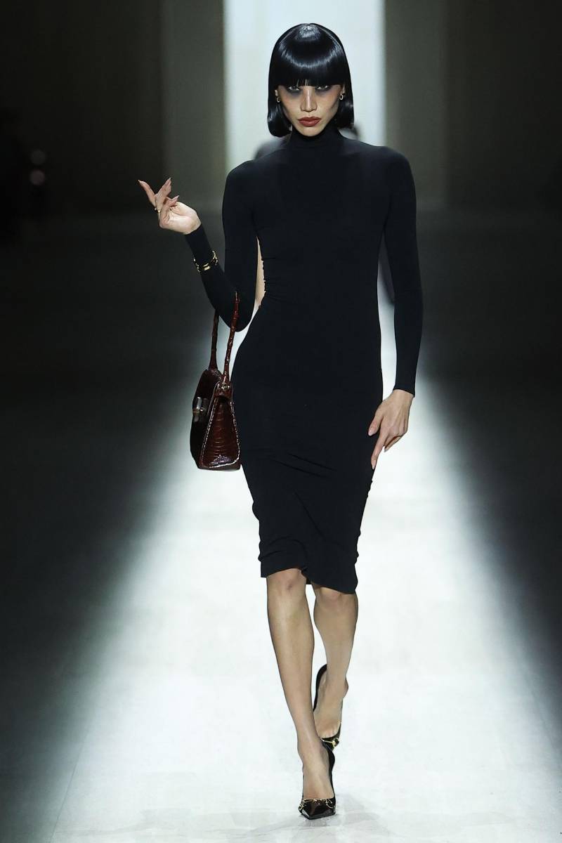 La paleta cromática de Primavera, como se denomina la colección, se mantuvo fiel a la monocromía, con el negro como eje central, escoltado por incursiones estratégicas en blanco, plata y azul cobalto. 