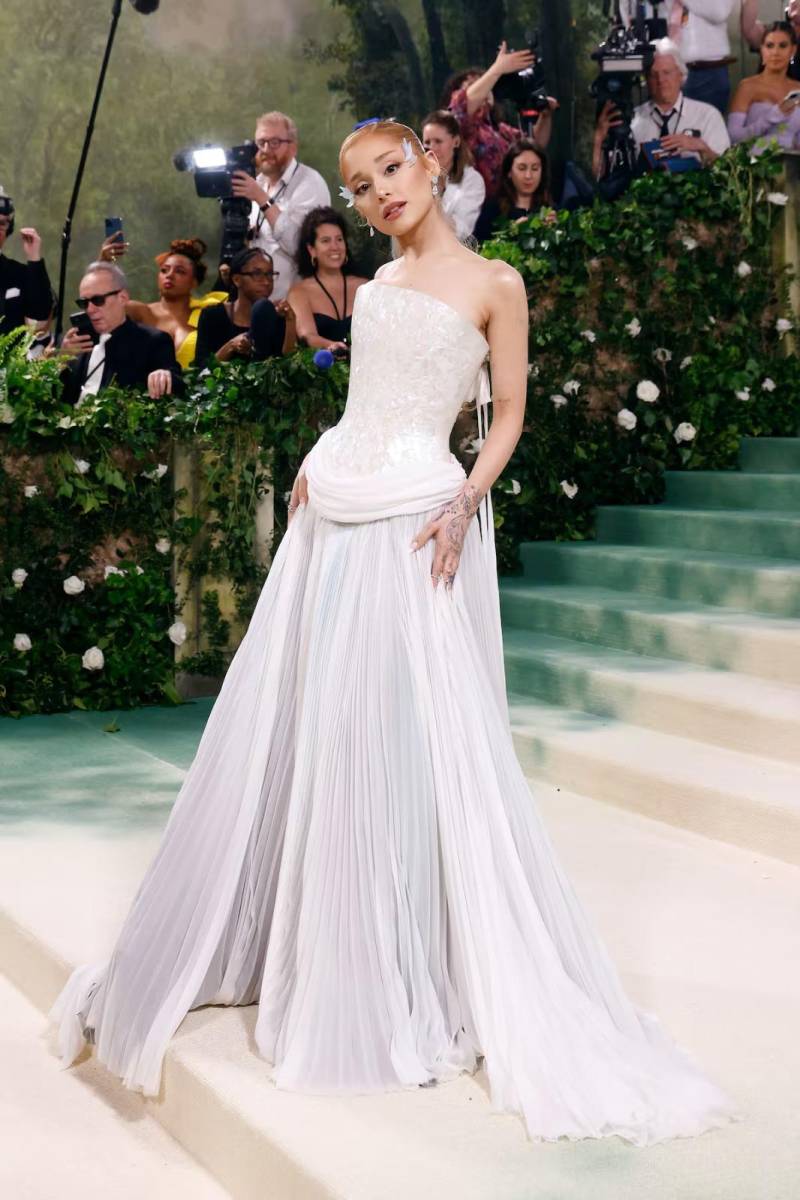 Ariana Grande lució un vestido blanco de Loewe con un bonito corsé de nácar personalizado.
