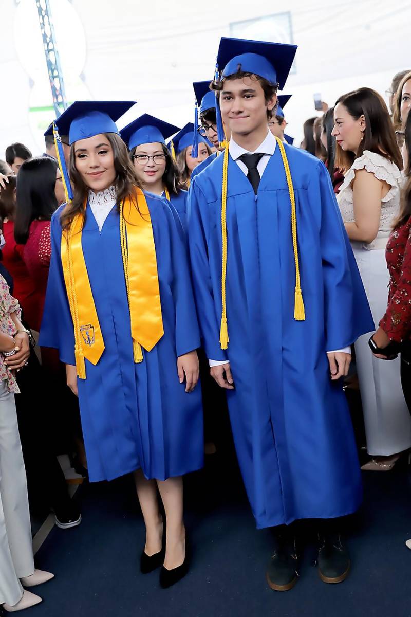 Desfile de graduados en Macris School 2023