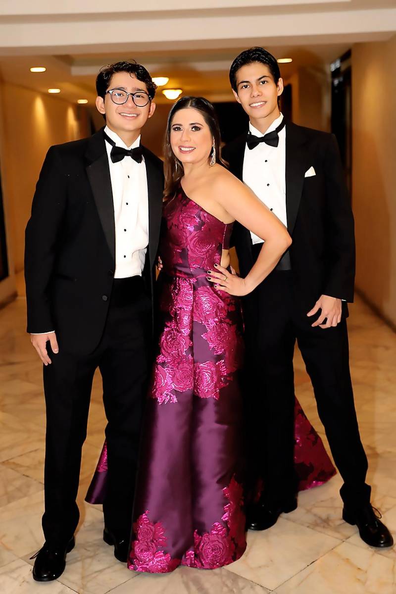 Paula Villacorta con sus hijos Alejandro José y Carlos José