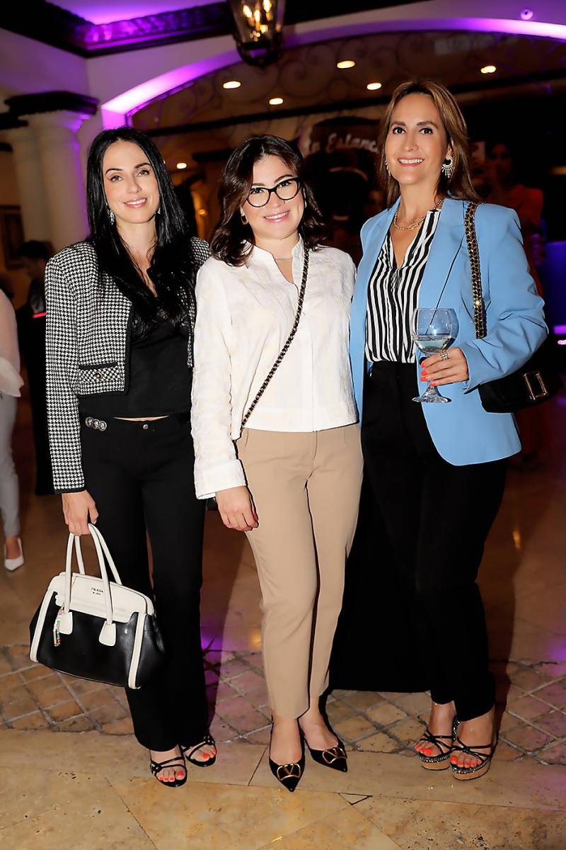Marisol Mena, Angie Vega y Mayra Urquía. 
