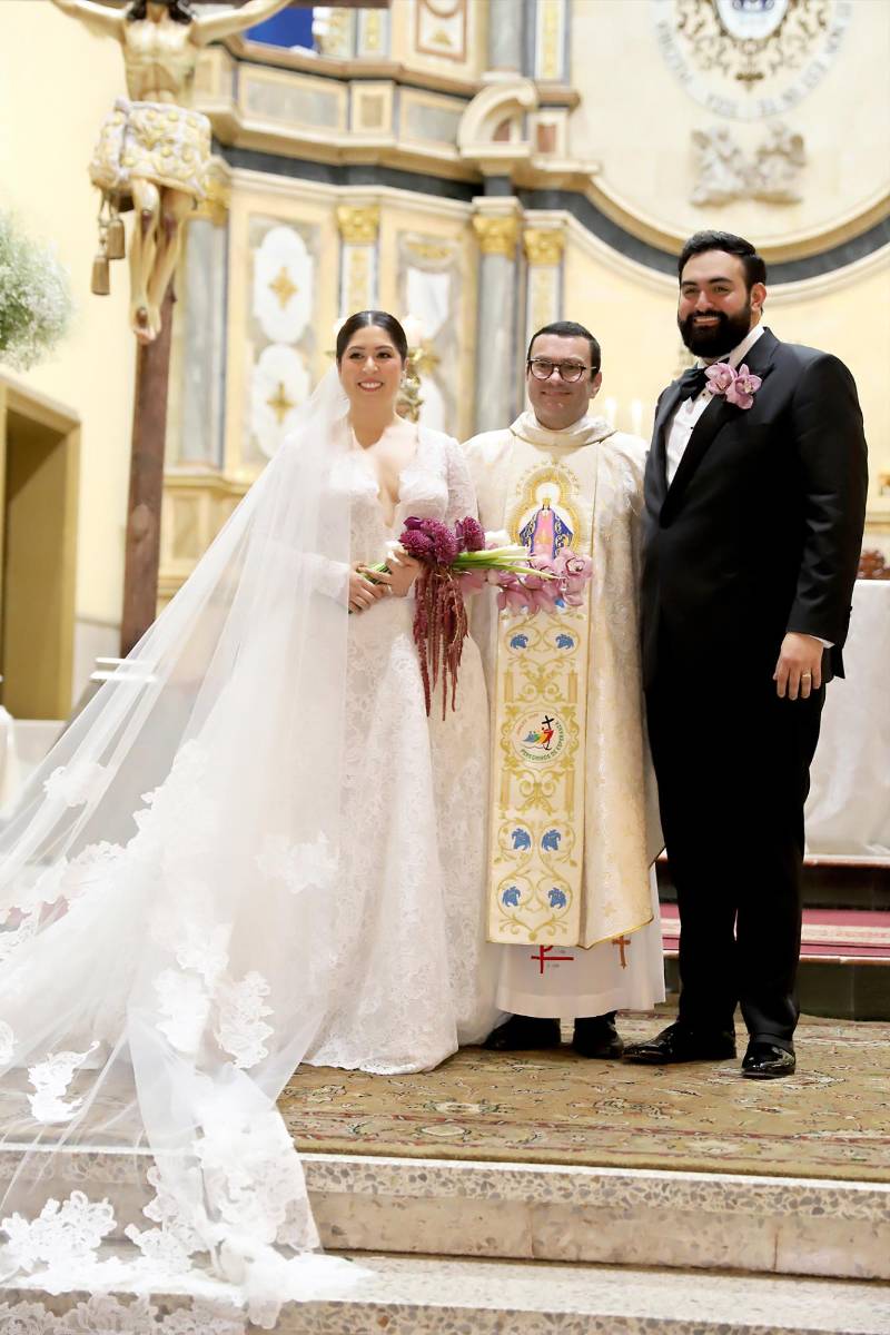 Los novios acompañados del padre Carlos Magno