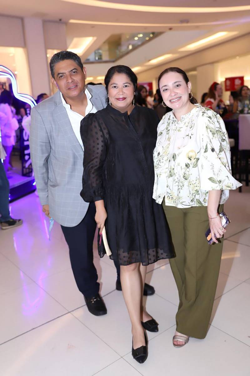 José Alvarenga, Brenda Ortez y Renata Espinal.