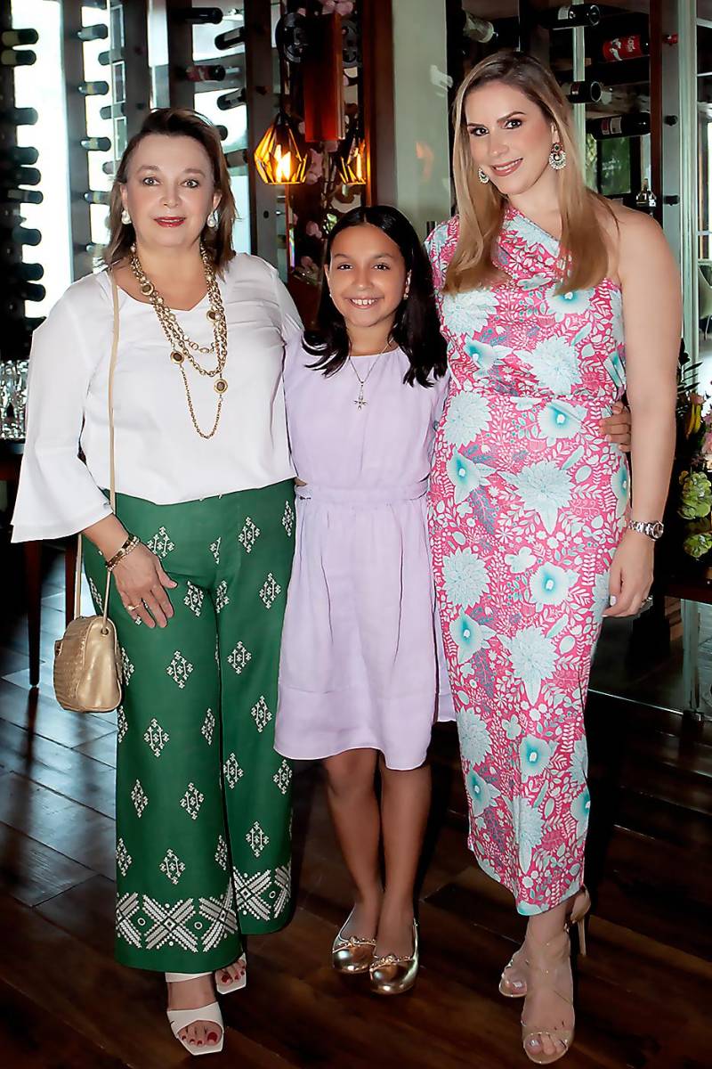 Martha Calderón con Sofía y Zobeida Saybe.