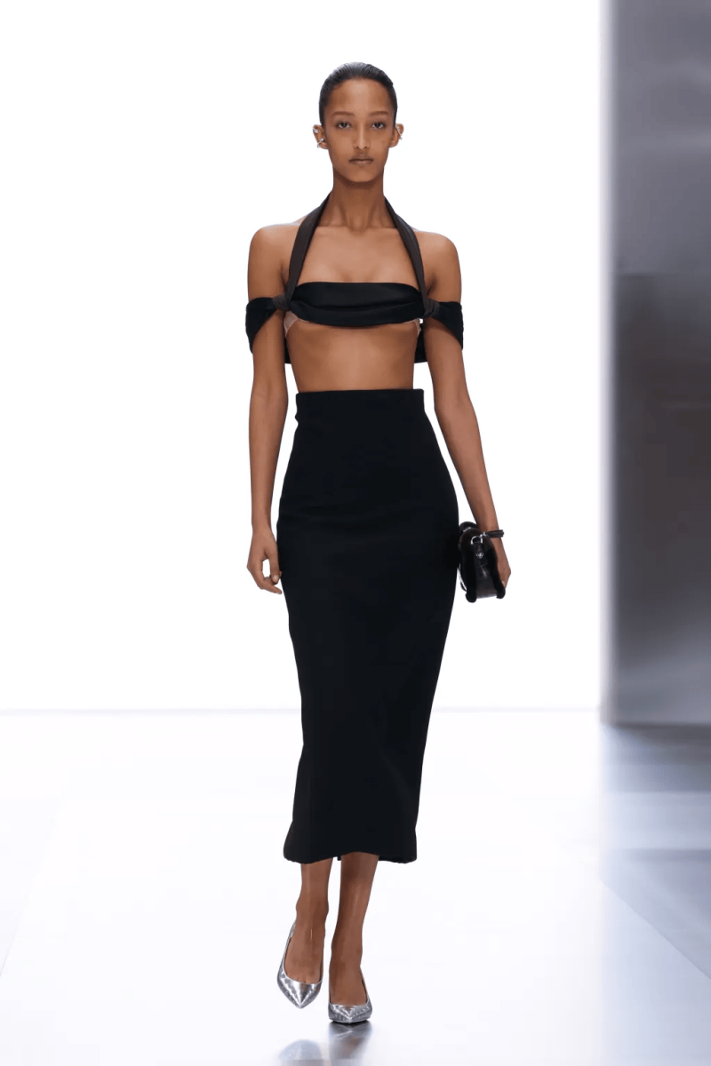 Conjuntos de tops y faldas elegantes y minimalistas.