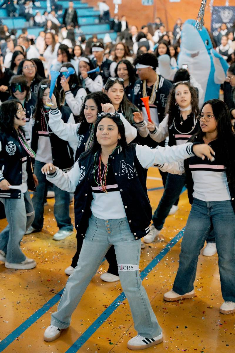 Senior entrance de la clase 2026 del Instituto María Auxiliadora