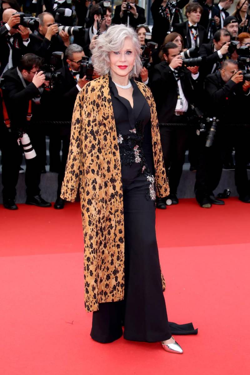 Jane Fonda, la icónica actriz de Hollywood relumbró con un traje de Elie Saab y abrigo de animal print, con joyas de Pomellato.