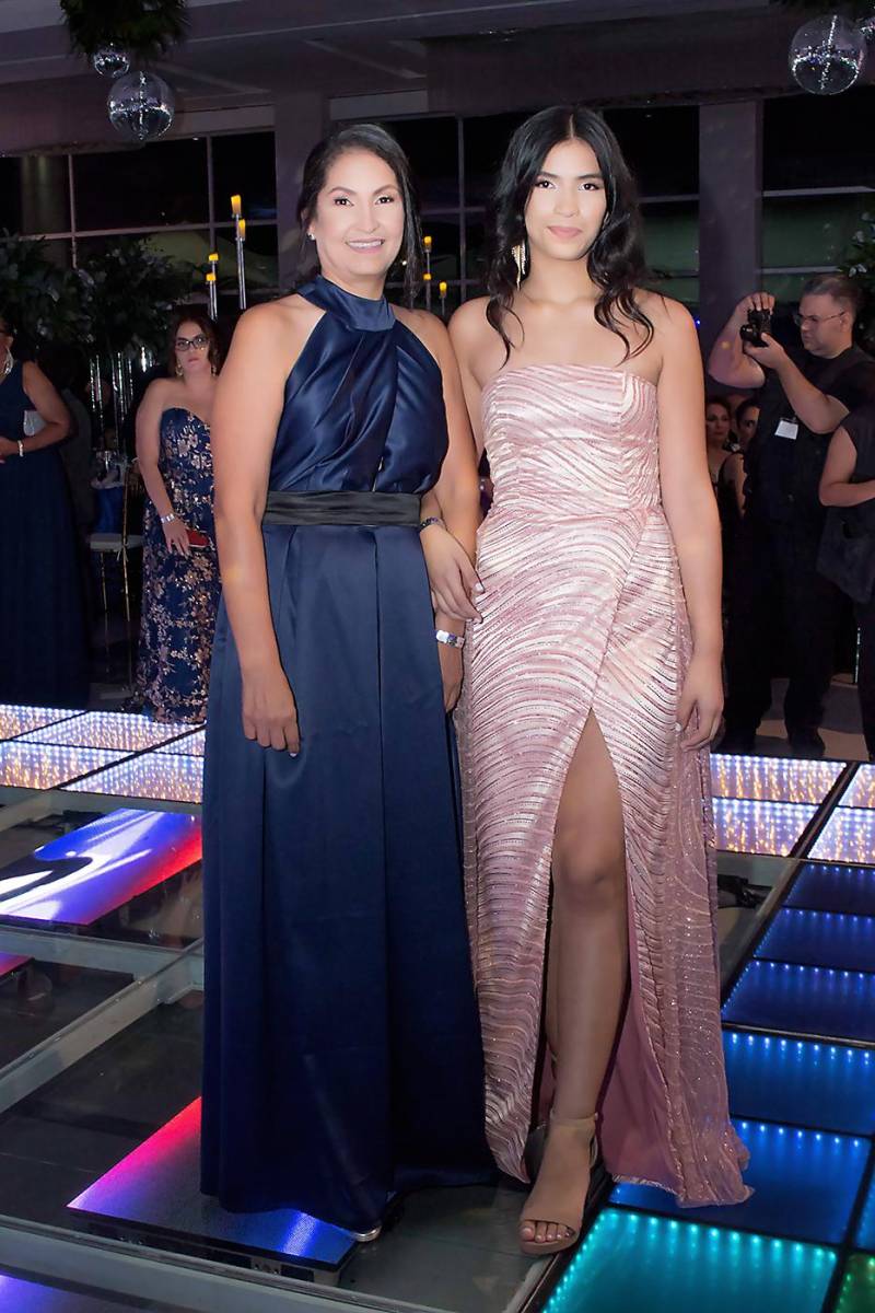 Desfile de Padres e Hijos en la Gala de Graduación de la EIS