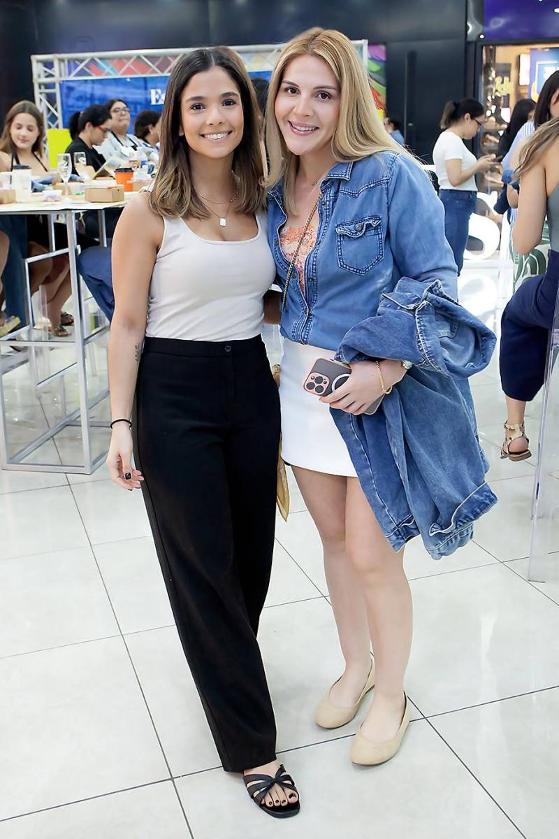 Ophelia Kury y Adela Yanes.
