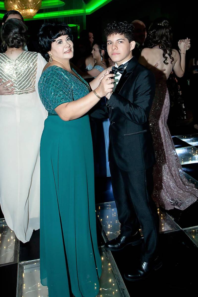 José y su madre Kathy Burgos.