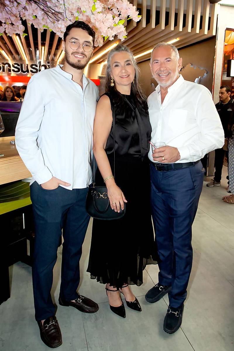 Ernesto e Ivonne Icaza con su hijo Ernesto