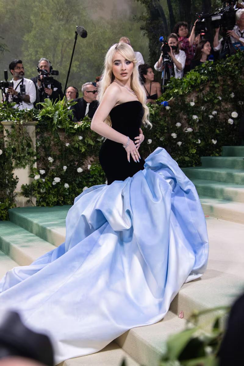 Sabrina Carpenter utilizó un elegante vestido de cuerpo encorsetado en color negro y falda voluminosa en celeste. Una propuesta de Óscar de la Renta.