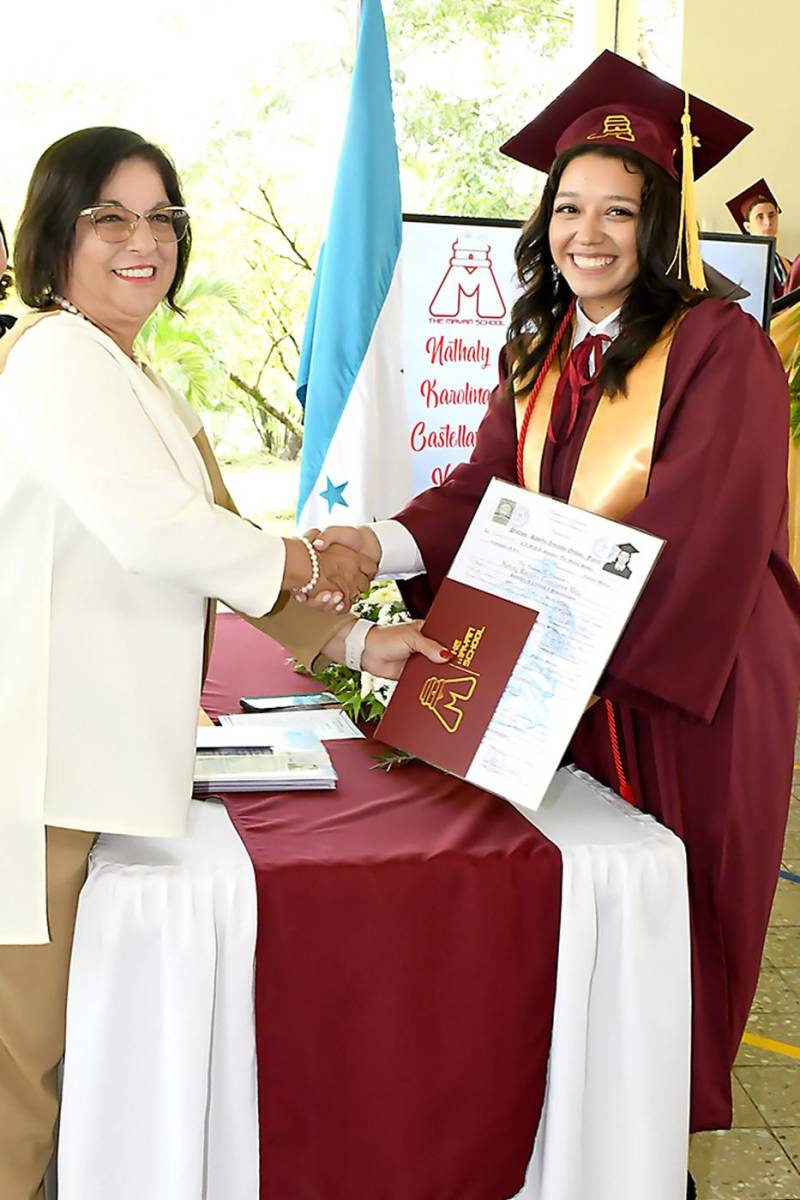 Entrega de títulos de la Mayan School 2023