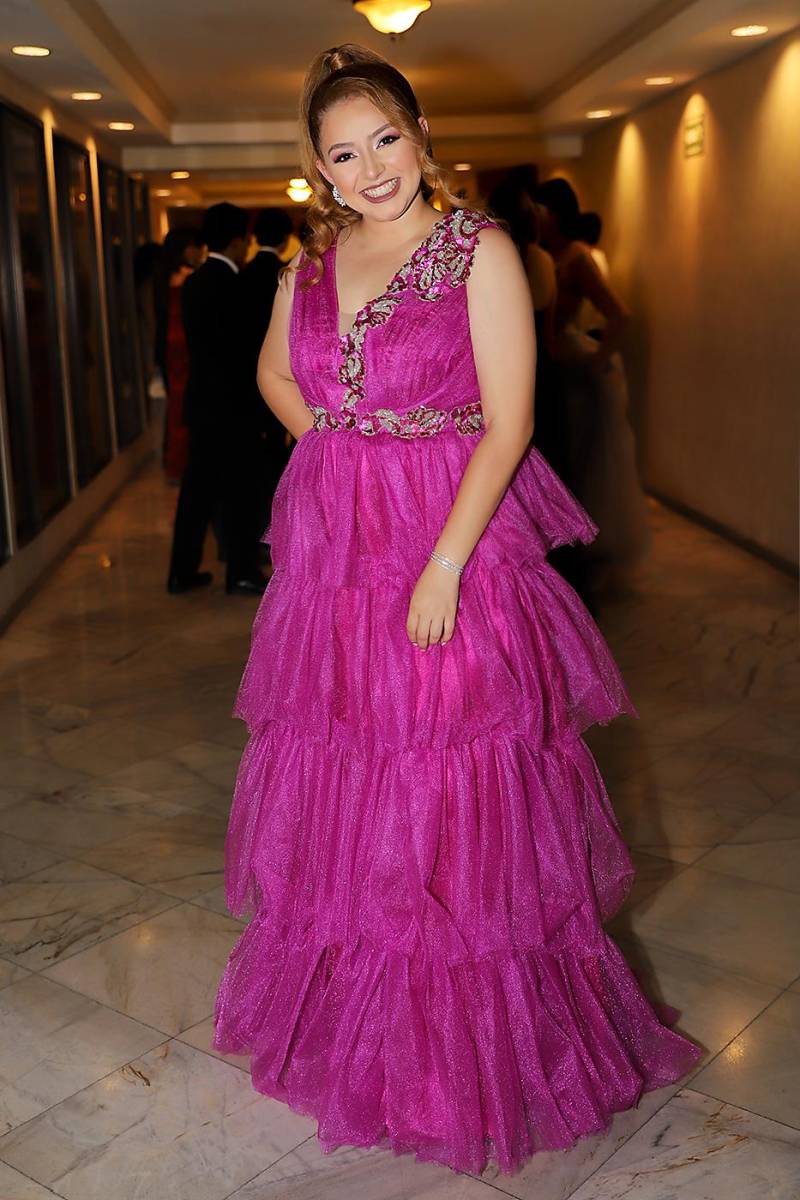 Mariana Chang Murillo con un vestido de falda en vuelos by Yoyo Barrientos