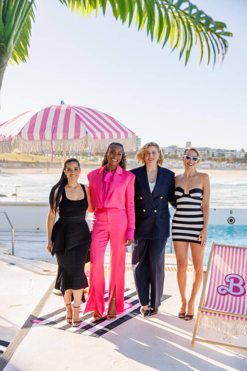 América Ferrera junto a la actriz Issa Rae, Greta Gerwig y Margot Robbie durnate el photocall de la premier en Sidney, Australia