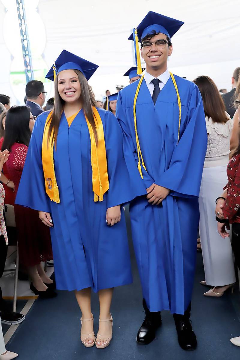 Desfile de graduados en Macris School 2023