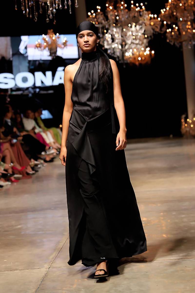 La Emperifollá. Vestido halter de silueta atemporal confeccionado en satin ecoverso viscoso y lazos que se unen en la espalda, con los que se crea una bandana.