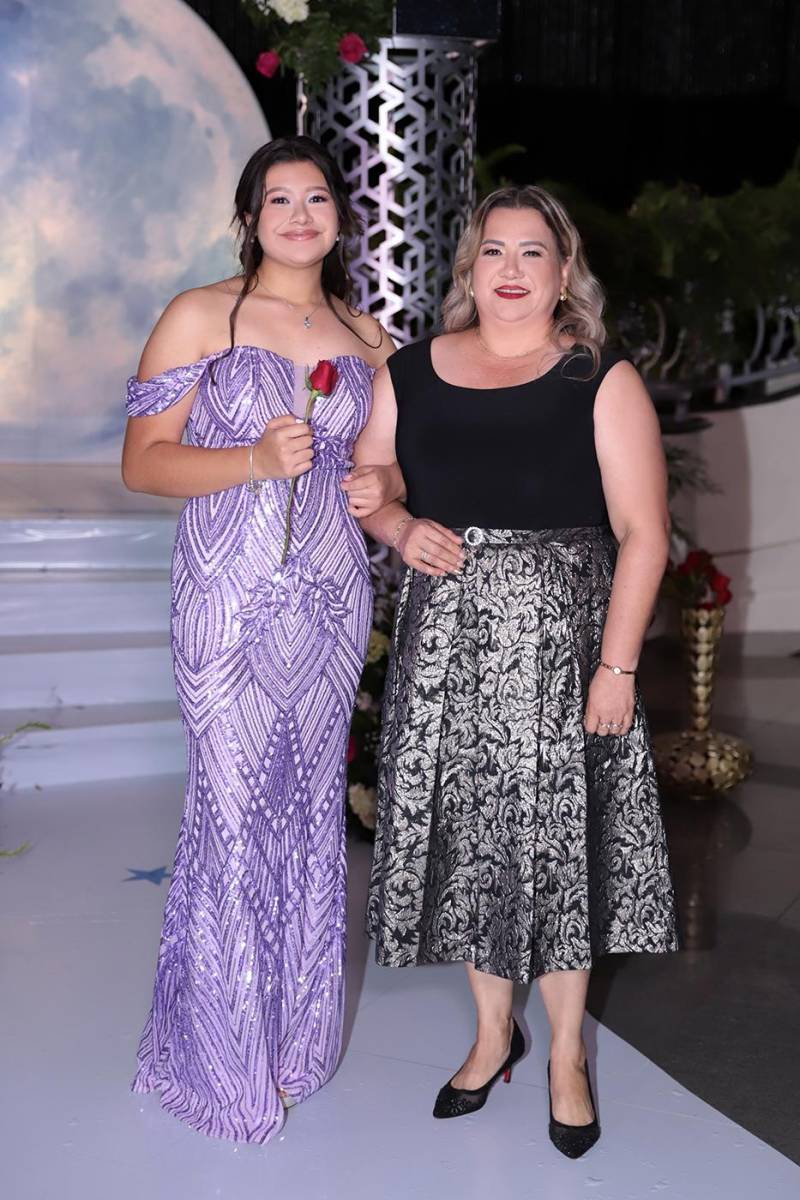 Desfile padres e hijos de la prom 2024 del Instituto San José del Carmen