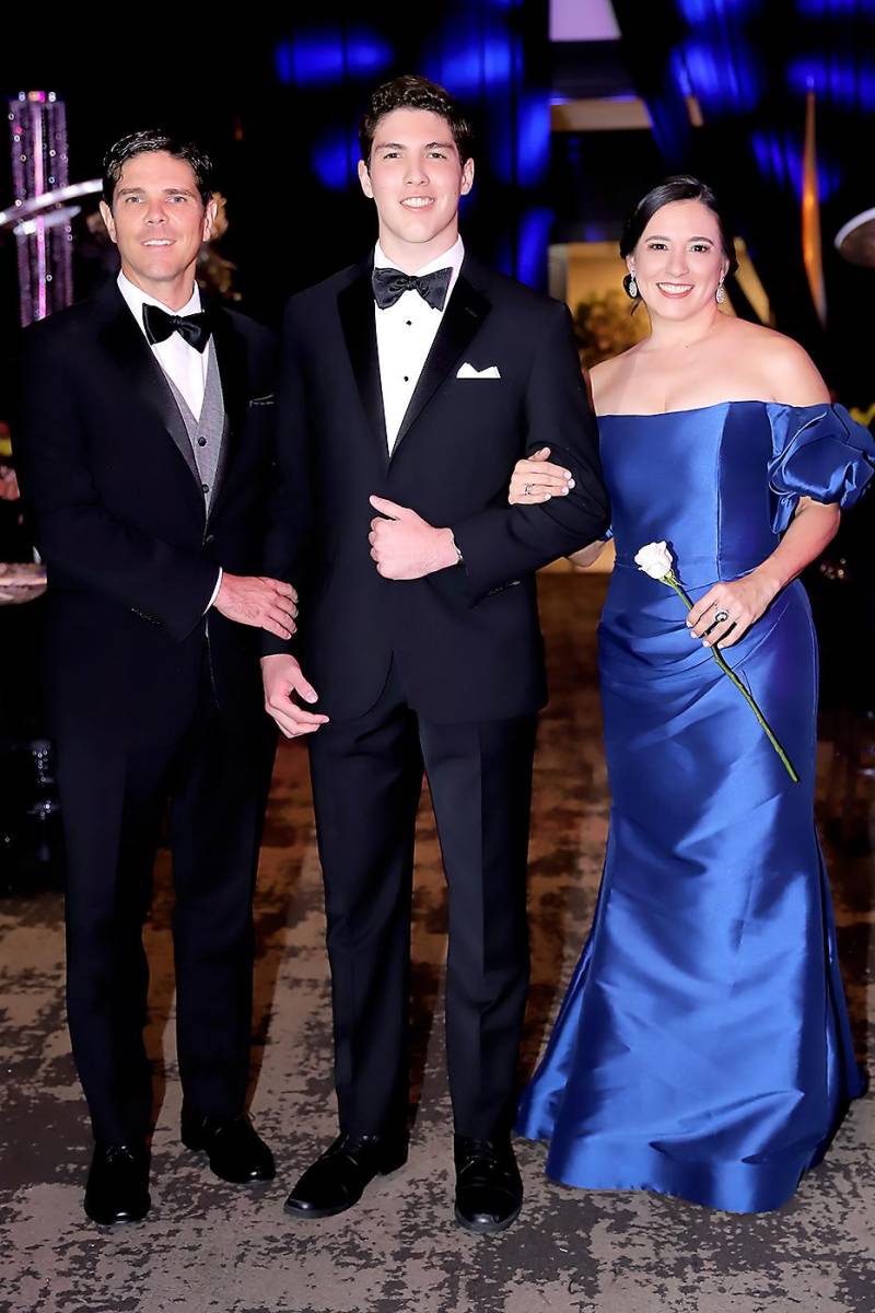 Bernardo Castellanos con sus padres Adolfo Castellanos y Luisa Kattan 
