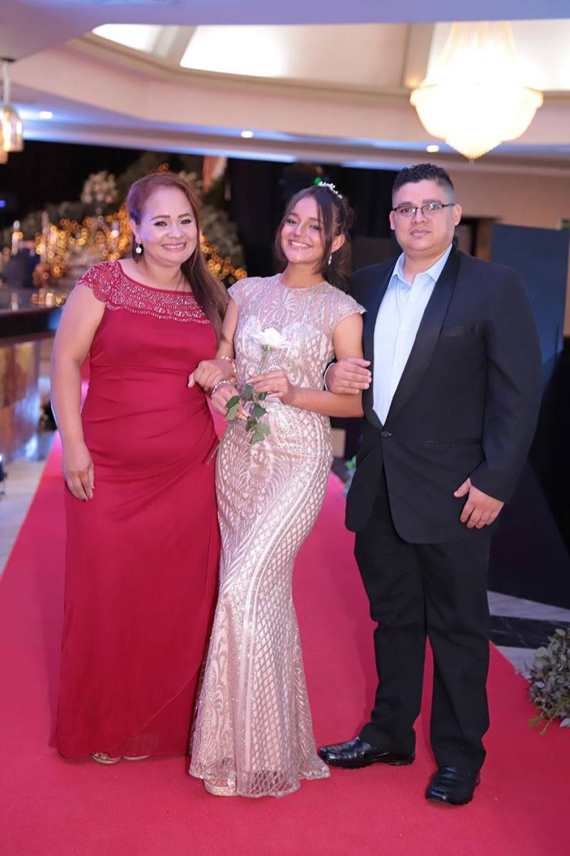 Desfile padres e hijos de la prom 2024 del Instituto Sagrado Corazón