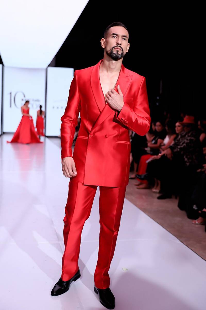 Los suits del próximo verano se llevan en intenso rojo, con blazers de botonadura sencilla y slim fit