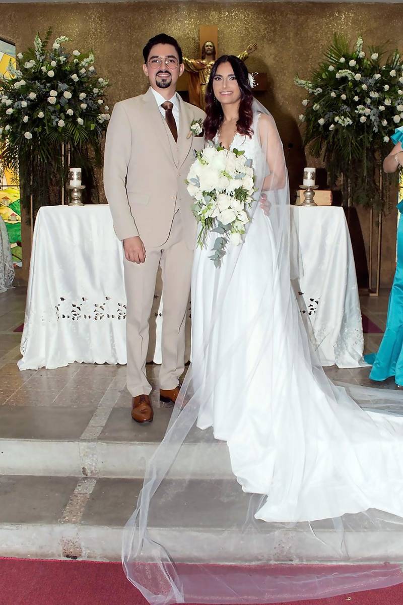 La pareja de recién casados David Antonio Valencia Meza eIvonne Marie Icaza Handal