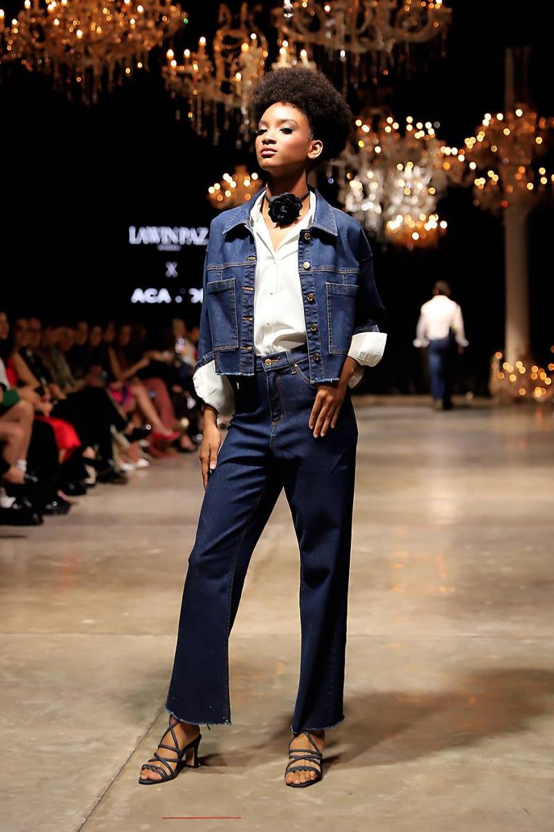 La denim jacket se refresca con la intervención de Paz. Chokers de denim con flor oversize se convierten en accesorio obligatorio.