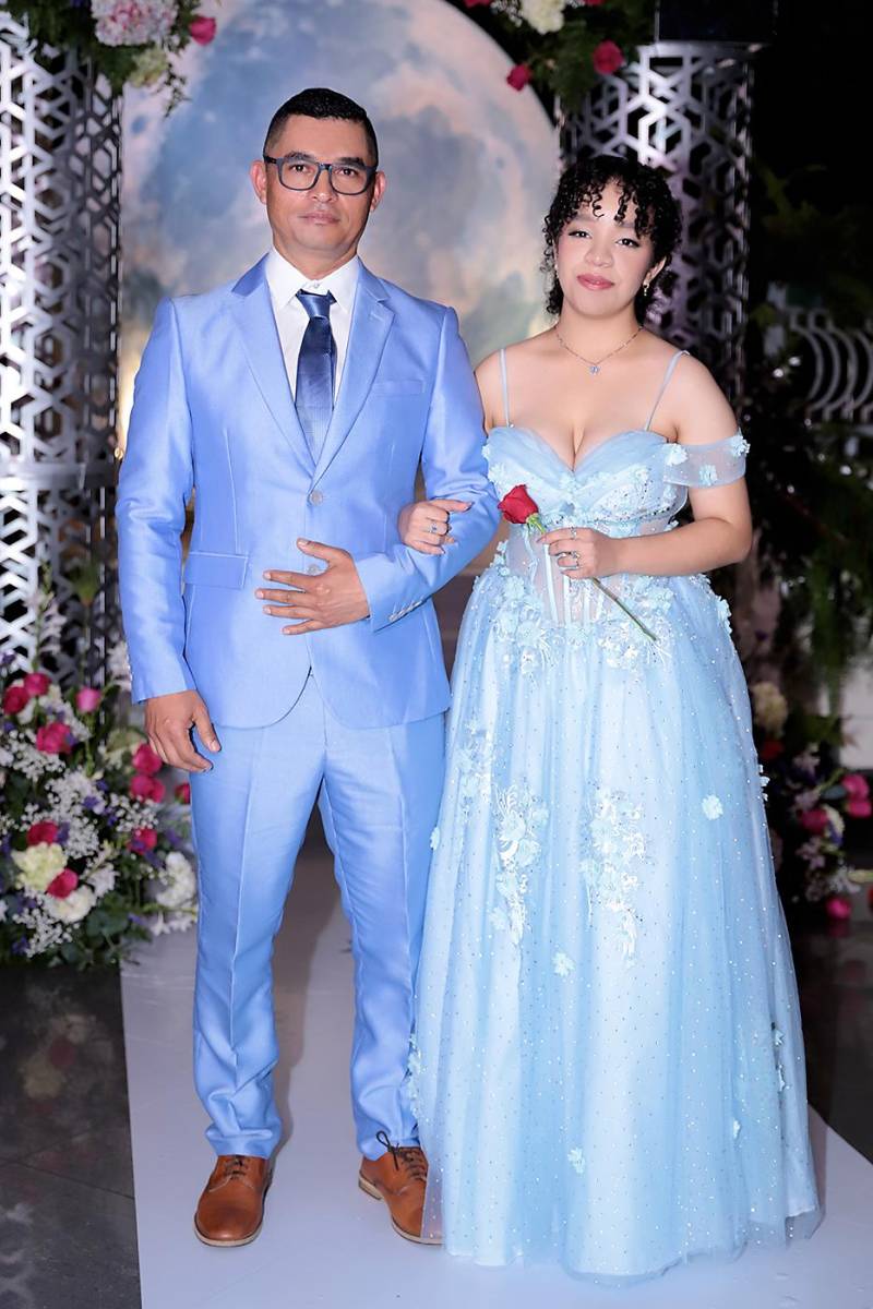 Desfile padres e hijos de la prom 2024 del Instituto San José del Carmen