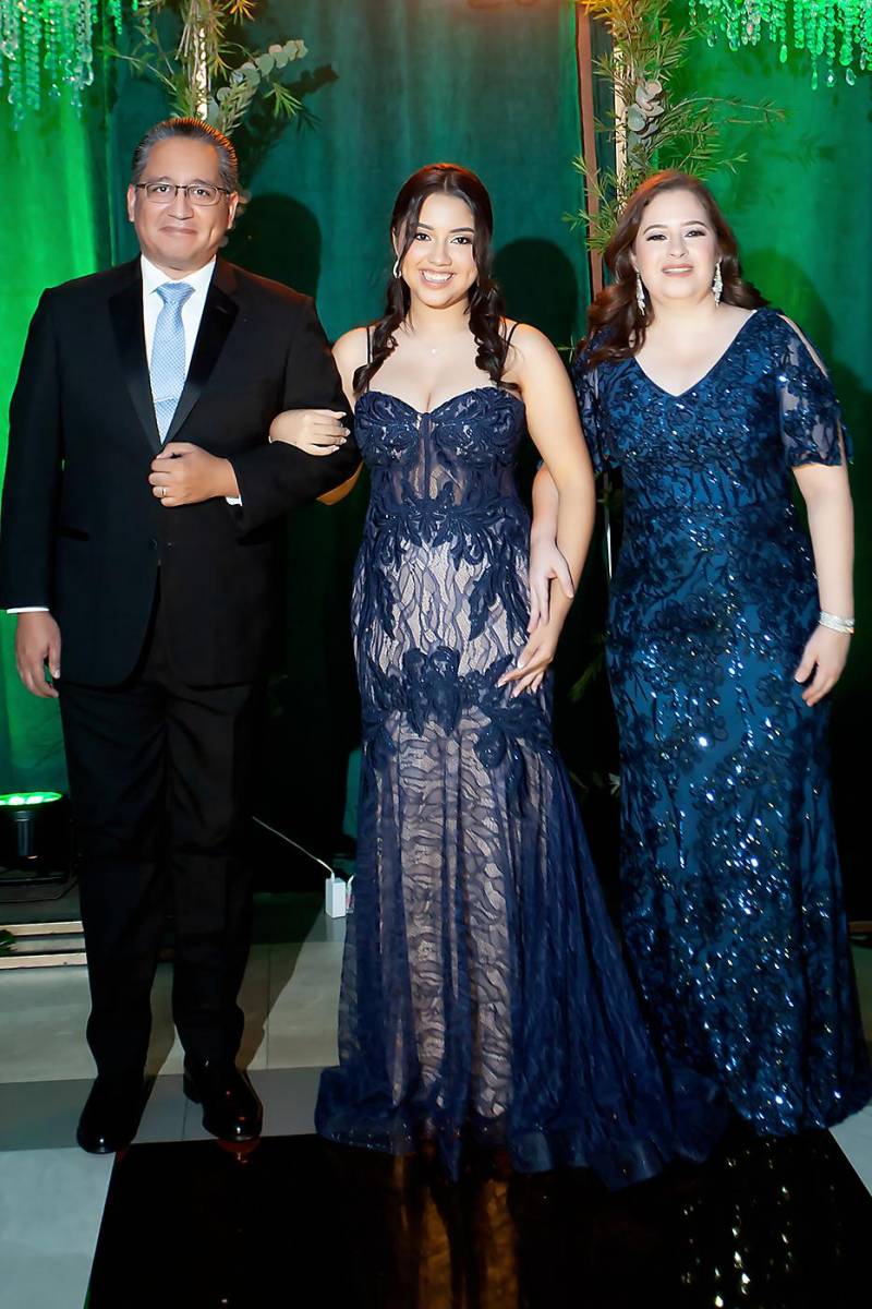 Marco Alfaro, su hija Isabel y Julie Romero