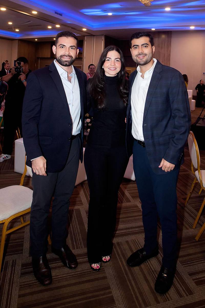 Mateo y Victoria Yibrin con Diego Panayotti.