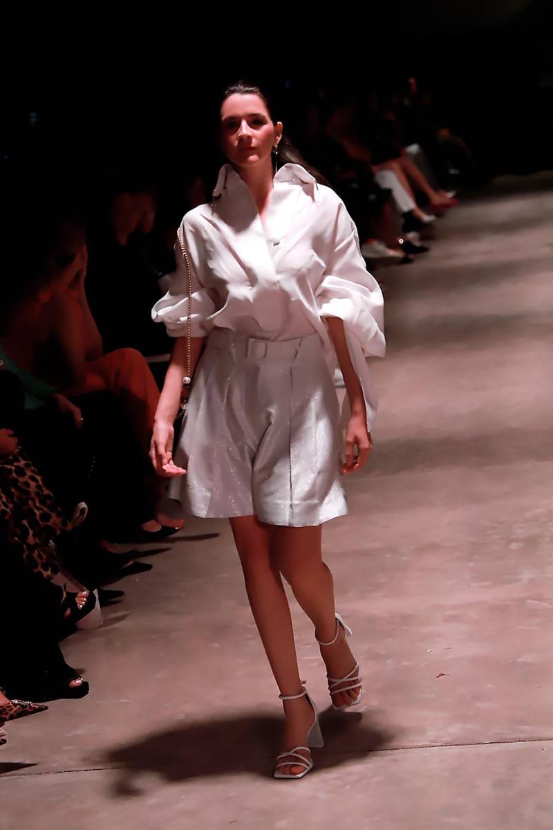 El blanco insigne de Jenny Polanco vistió de delicadeza la pasarela donde vimos bermudas de lino que se llevan a la perfección con button-up shirts de mangas abullonadas, un must-have de la próxima estación