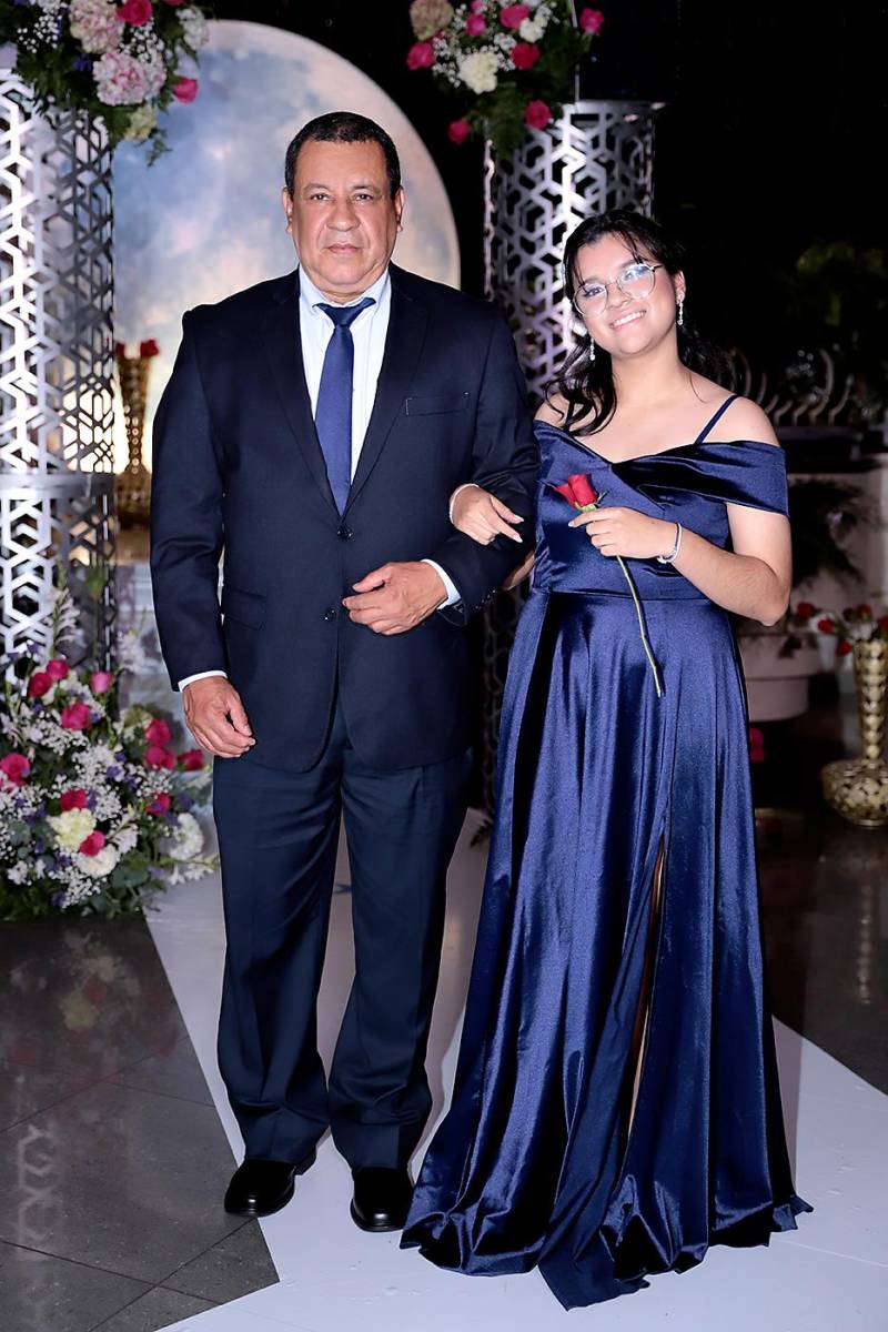 Desfile padres e hijos de la prom 2024 del Instituto San José del Carmen