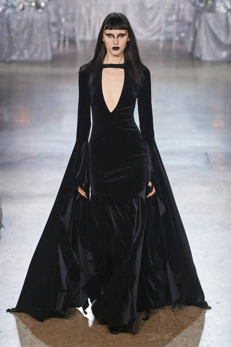 Brillo y glamour en la pasarela Otoño-Invierno 2023 de Rodarte