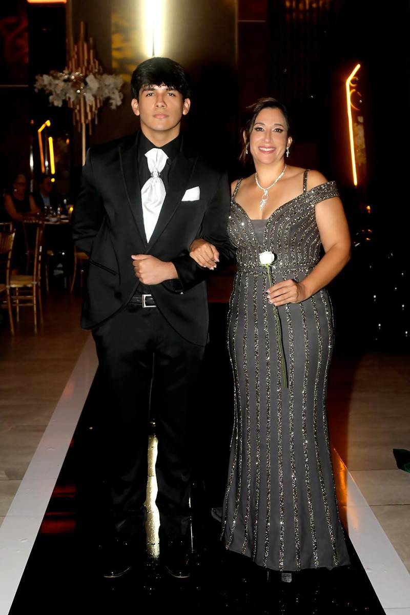 Leandro Martínez y su madre Hessy Mejía