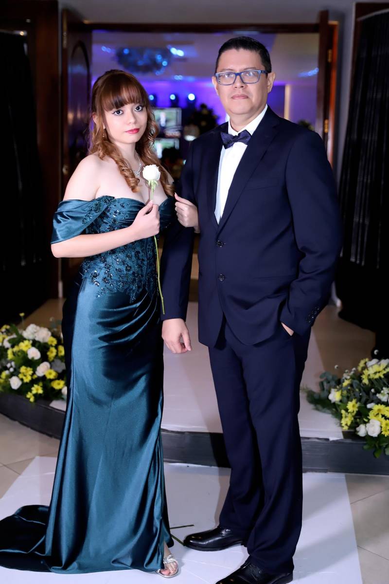 Desfile padres e hijos de la prom 2025 del Instituto San Miguel