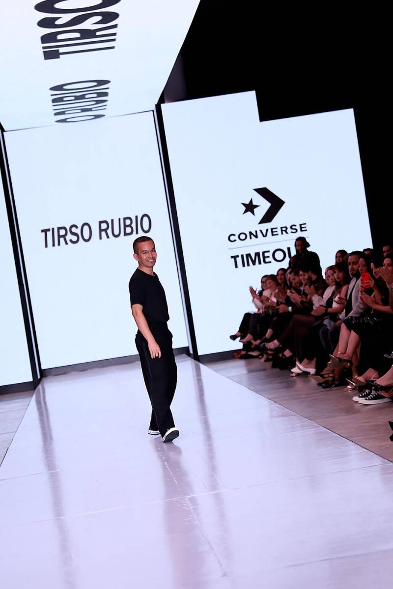 El diseñador Tirso Rubio al final de su pasarela Prensar Flores