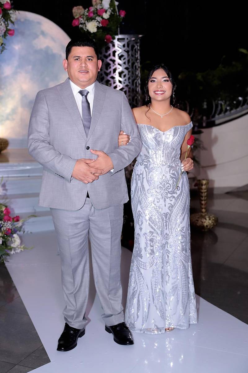 Desfile padres e hijos de la prom 2024 del Instituto San José del Carmen