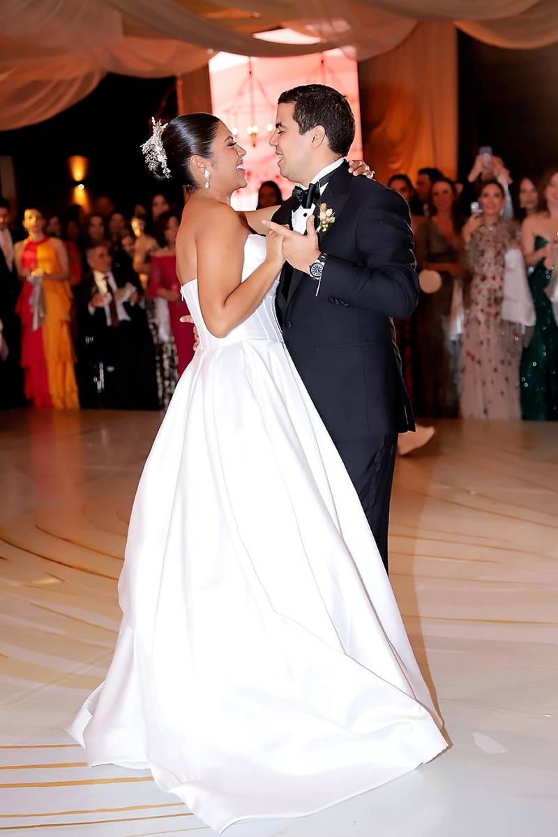 Fue una memorable noche, Próspero Castellanos y María Isabel Simón se unieron en matrimonio en una hermosa ceremonia en la la Basílica de Suyapa. Minutos después protagonizaron una elegante recepción en Invernaderos del Trigo.