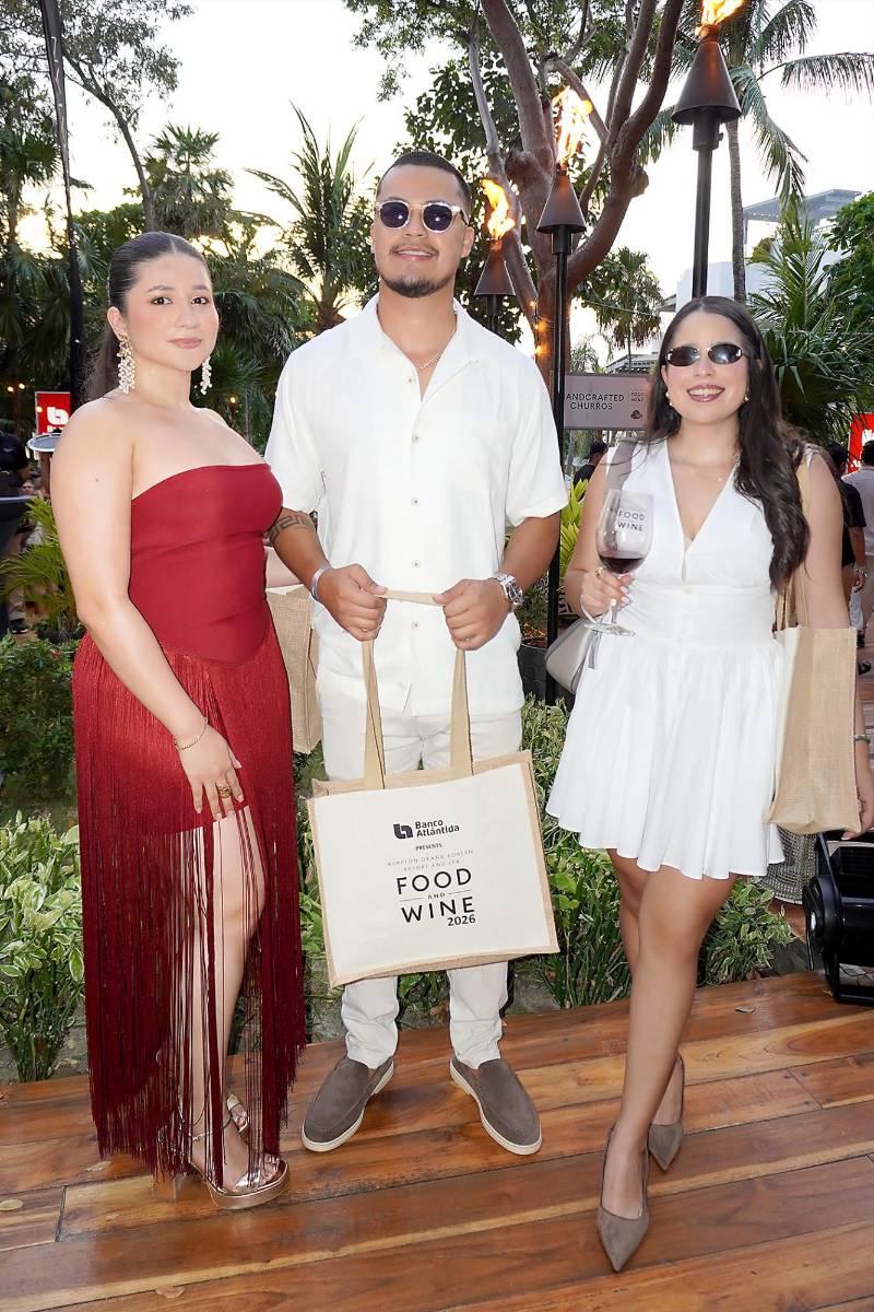 Stephany Castillo, Maickol Colindres y Grace Sequeiros.