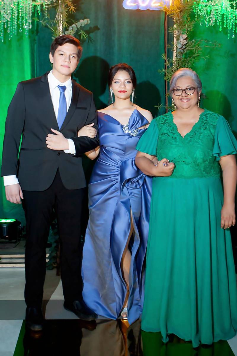Gerson Trejo con Elka y Elka Vásquez.