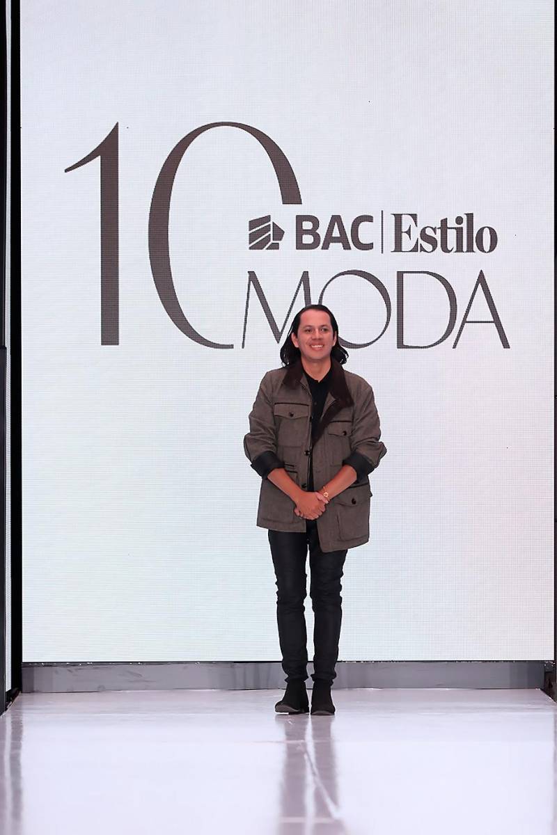 El diseñador Roberto Ramírez al final de su pasarela en la X edición de BAC Estilo Moda 